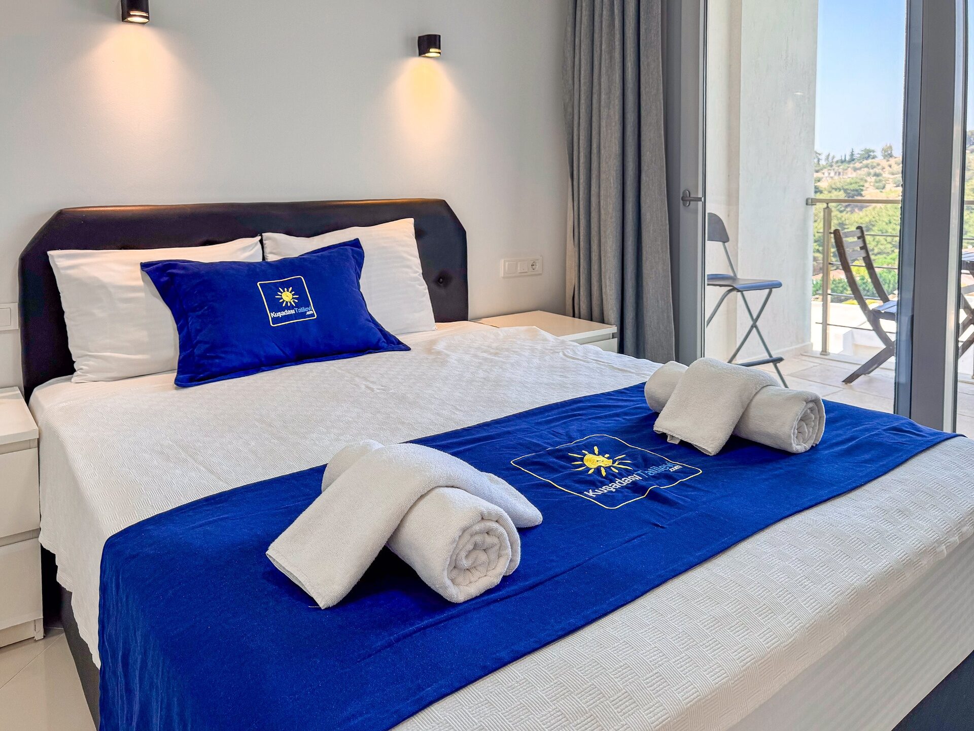 Master bedroom with double bed, Kuşadası Tatil Evi linens and balcony with hillside view