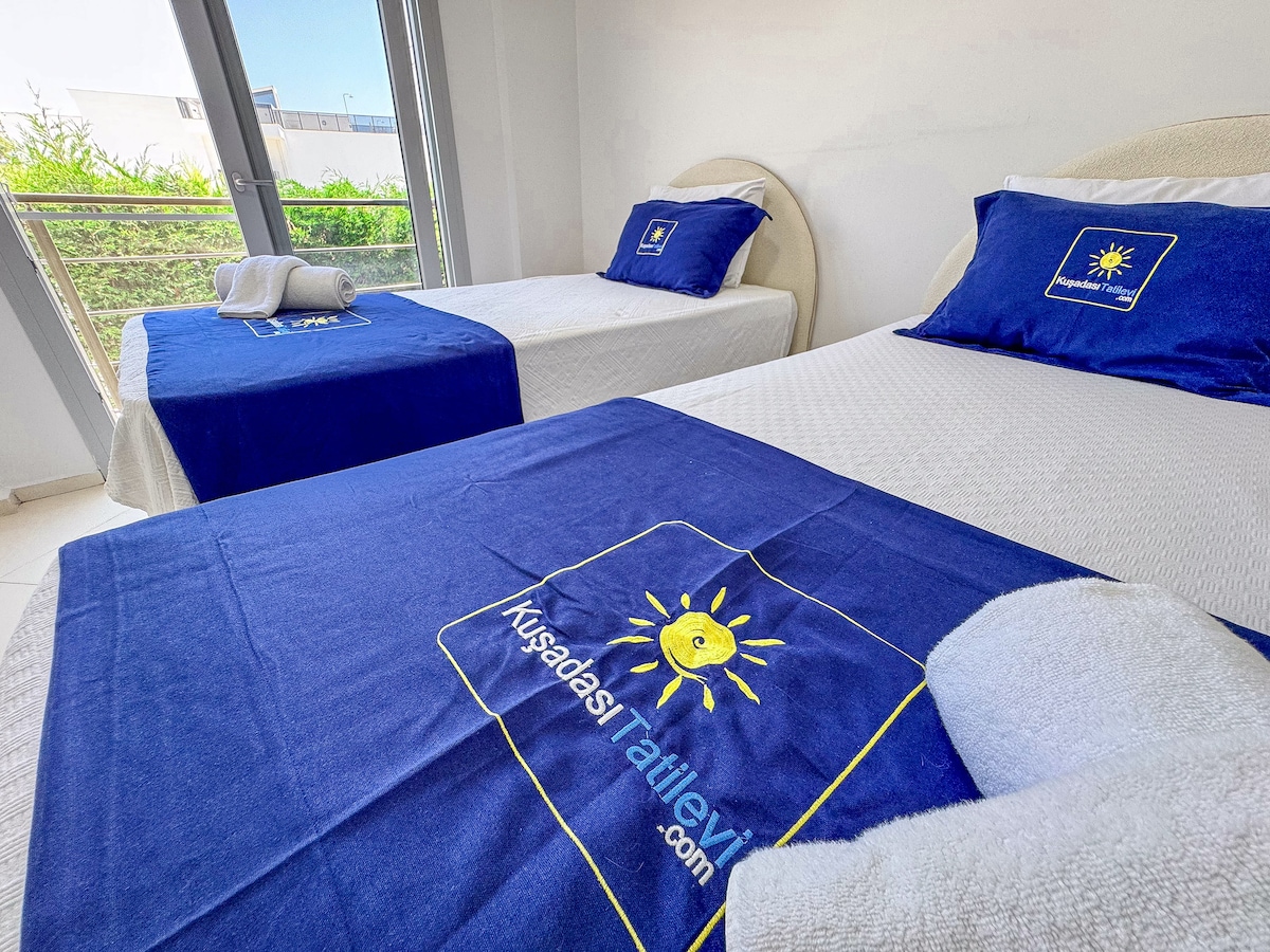 Penthouse second bedroom with twin beds